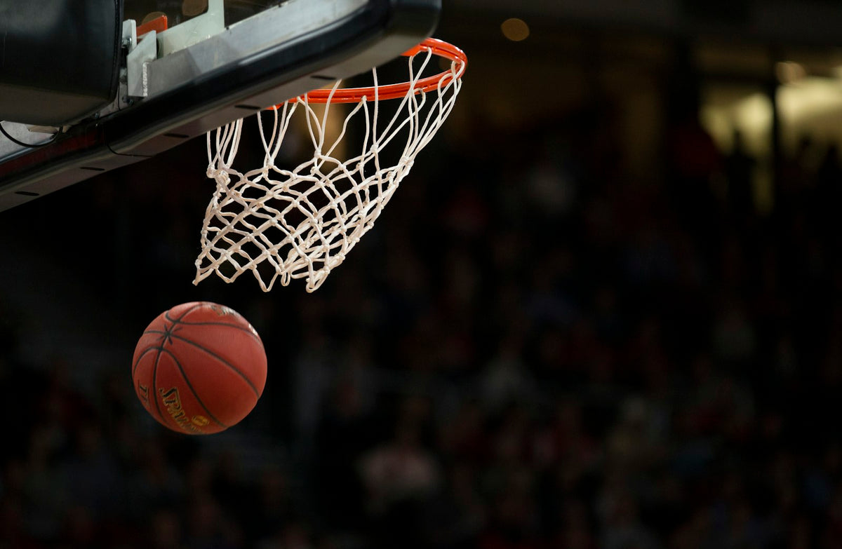 Ação de basquetebol - bola a entrar no cesto