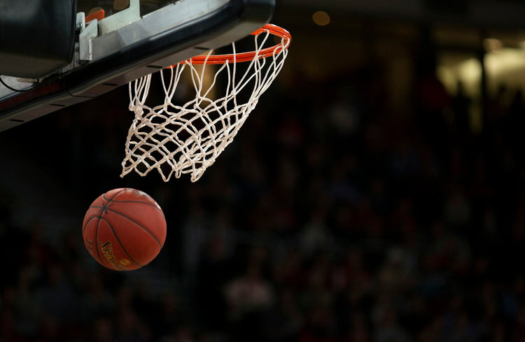 Ação de basquetebol - bola a entrar no cesto