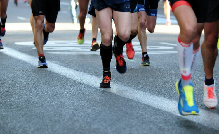 Ação de corrida - pernas de corredores em movimento