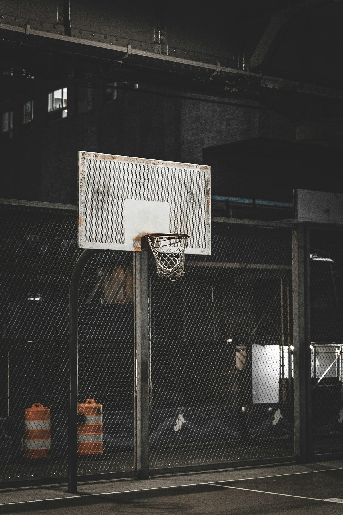 Pavilhao de basquetebol vazio com iluminacao dramatica